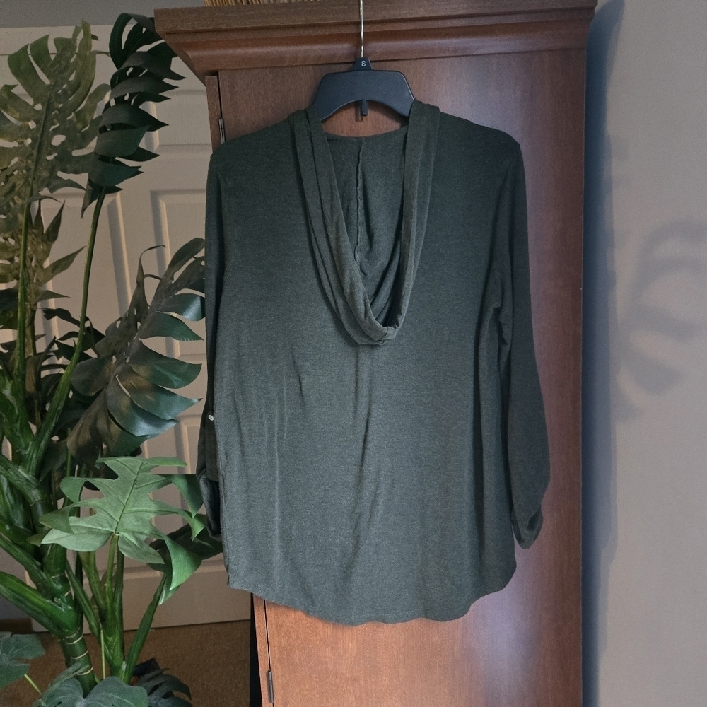 Market & Spruce Olive Green V-Neck Top - Picture 2 of 4